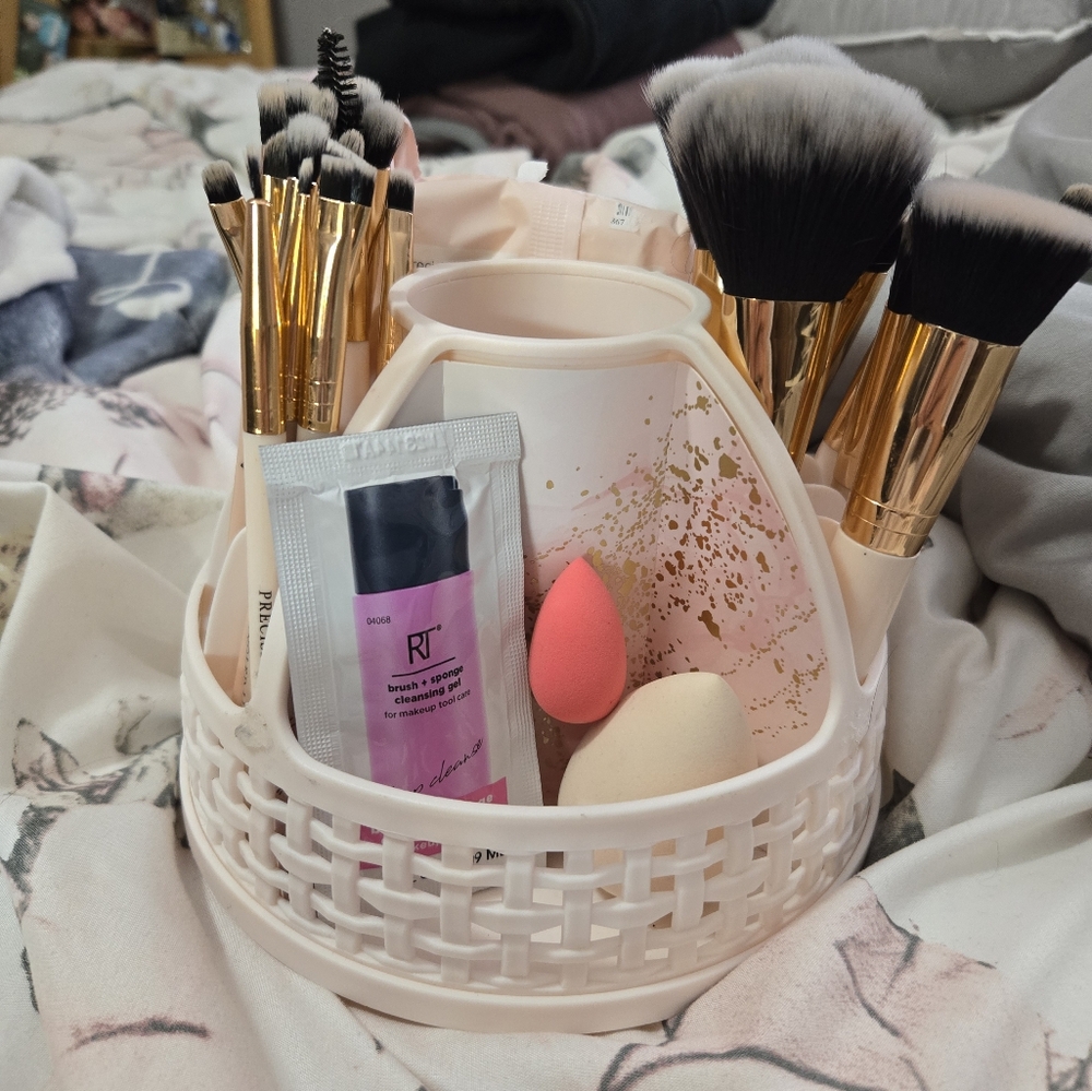 Make up brush holder W/brushes ** SEE DESCRIPTION 4 DETAILS